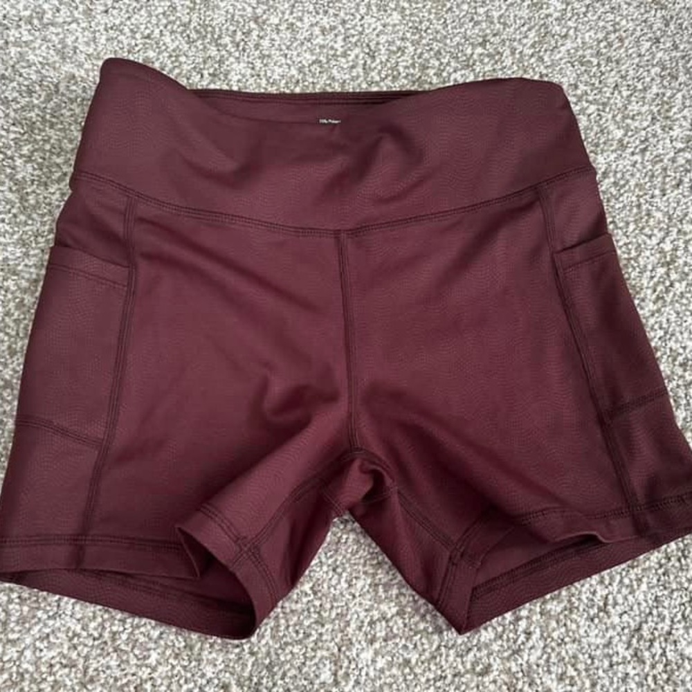 Zyia hustle shorts, fig, M, XL, smoke free home